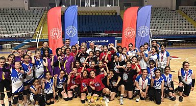 Afyonkarahisar'da voleybol müsabakalarında Akal takımı birinci oldu