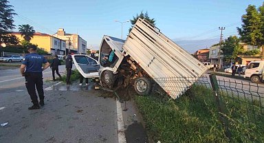 Ağaca çarpan kamyonet ikiye bölündü: 2 yaralı