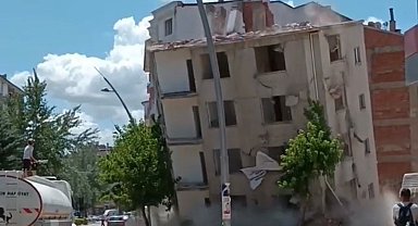 Ağır hasarlı bina tek dokunuşta yerle bir oldu