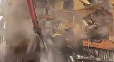 Ağır hasarlı bina yıkım sırasında çöktü