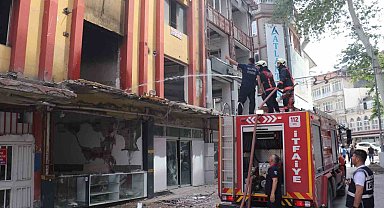 Ağır hasarlı binada yangın çıktı