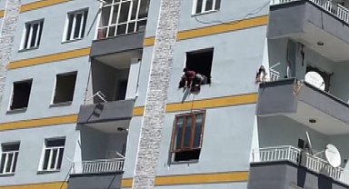 Ağır hasarlı binalarda canlarını hiçe sayarak demirleri söktüler