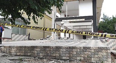 Ağır hasarlı binanın sökülen asansörünün altında kalarak hayatını kaybetti