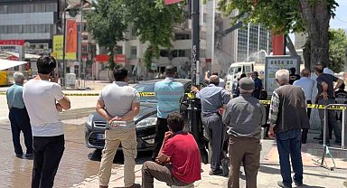 Ağır hasarlı binanın yıkılışını film izler gibi izliyorlar