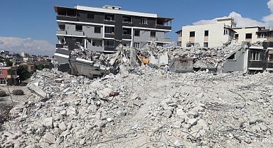 Ağır hasarlı binayı yıkan kepçe operatörü enkaz altında kaldı