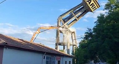 Ağır hasarlı su deposu, tek dokunuş ile yıkıldı