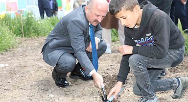 Ağrı Valisi Varol, öğrencilerle birlikte tohum ekimi gerçekleştirdi