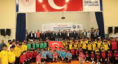 Ağrı'da amatör spor kulüplerine spor malzemesi dağıtıldı