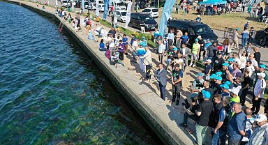 Aileler İzmit Körfezi'nde en fazla balığı yakalayabilmek için kıyasıya yarıştı