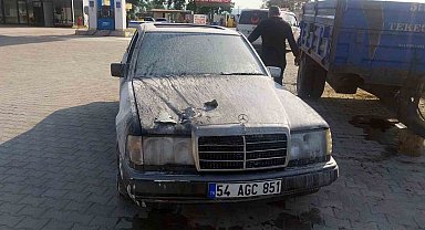 Akaryakıt istasyonu önünde alev alan otomobil paniğe sebep oldu