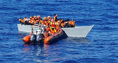 Akdeniz'de sürüklenen teknedeki 117 göçmen kurtarıldı