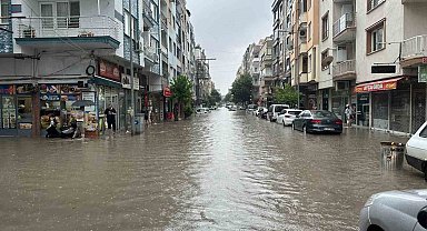 Akhisar'da hastaneyi sel suları bastı, hastalar tahliye edildi
