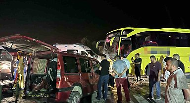 Akhisar'da otobüs ile hafif ticari araç çarpıştı: 1 ölü