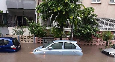 Akhisar'da sağanak: Sokaklar göle döndü, birçok bina ve işyerini su bastı