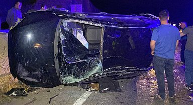 Aksaray'da otomobil takla atıp duvara çarptı: 2 yaralı