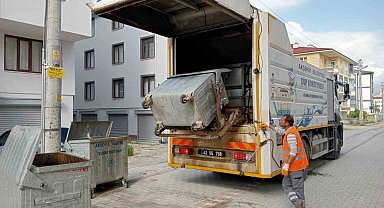 Akşehir'de çöp konteynerleri yerinde yıkanarak dezenfekte ediliyor