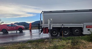 Akseki'de tırla kamyon çarpıştı: 1 yaralı