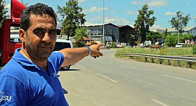 Akü değiştirken bir anda yola savruldular, o anlar kamerada