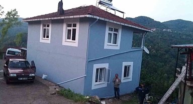 Alaplı'da eve yıldırım düştü tüm elektrik hatları yandı