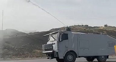 Alev alan aracı TOMA söndürdü