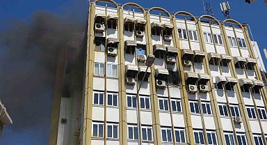 Alev alev yanan iş yerini gözyaşları içinde çaresizce izlediler