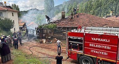 Alevlere teslim olan tek katlı ev kullanılmaz hale geldi