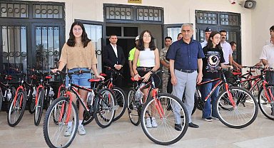 Aliağa'da dereceye giren öğrencilere bisiklet hediyesi