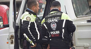 Alkollü sürücü önce park halindeki araca vurdu sonra araç içinde sızdı