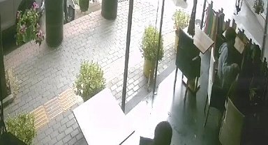 Alkollü sürücü park halindeki 3 araca böyle çarptı