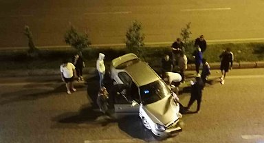 Alkollü sürücü park halindeki otomobile çarpıp refüje çıktı