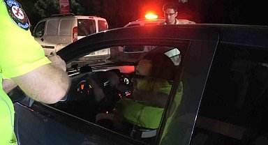 Alkollü yakalandı, direksiyon başında alkol almaya devam etti