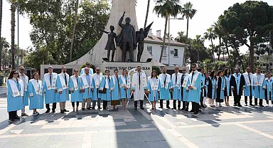 ALKÜ ailesinden Atatürk Anıtı'na çelenk