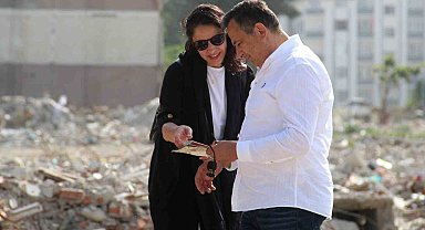 Almanya'dan geldiler, baba ocağının enkazında hatıra aradılar