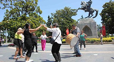 Almanya'dan gelen gurbetçiler davul-zurna eşliğinde eğlendiler