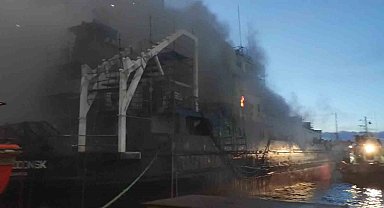 Altınova Tersaneler Bölgesi'nde gemi yangını