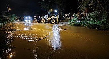 Amasya'da sağanak nedeniyle gölet taştı, sokaklar dereye döndü