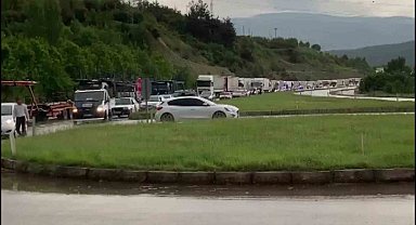 Amasya'da sel karayolunu ulaşıma kapattı