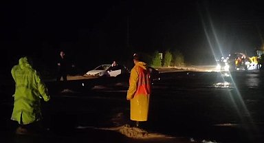 Amasya'da sel yolu kapattı, araçlar yolda mahsur kaldı