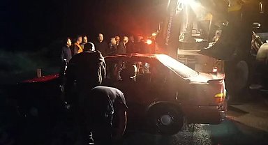 Amasya'da selde mahsur kalan otomobildeki 4 kişiyi ekipler kurtardı