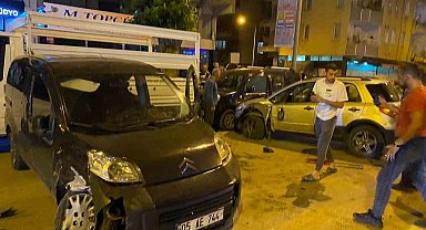 Amasya'da üç aracın çarpıştığı kaza kamerada