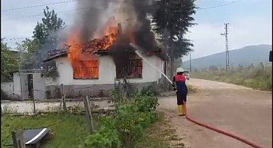 Amasya'da yalnız yaşayan kadının evi alev alev yandı