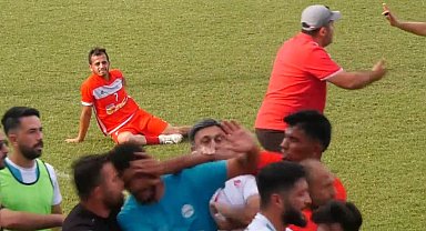 Amatör maçta saha bir anda karıştı, kavgayı ayıran yönetici başından yaralandı