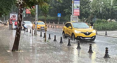 Aniden bastıran yağmur 10 dakikada yolları göle çevirdi