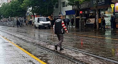 Aniden bastıran yağmurdan nasıl kaçacaklarını bilemediler