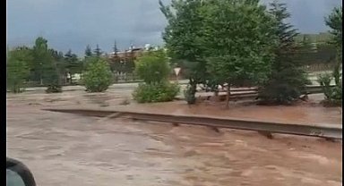 Ankara'da hayatı felç eden yağışlar yolları nehre çevirdi