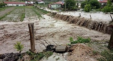 Ankara'da sel hayatı durma noktasına getirdi