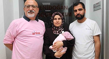 Anne karnında kalbi duran bebek yeniden yaşama döndü