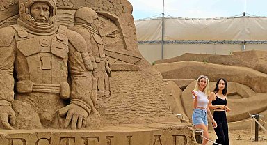 Antalya'da 10 bin ton kum kullanarak 25 heykeltıraş onlarca heykel yaptı