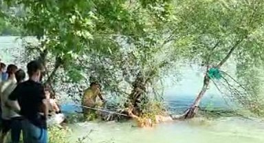 Antalya'da boğulmak üzere olan genci vatandaşlar halatla kurtardı