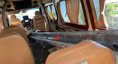 Antalya'da dehşete düşüren kaza: Minibüsün içinden bariyer geçti